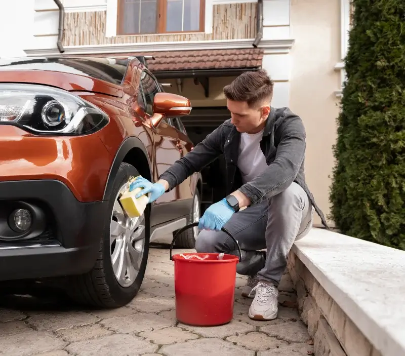 Lavage auto à domicile Saint-Julien-de-Coppel : professionnel intervenant sur un véhicule